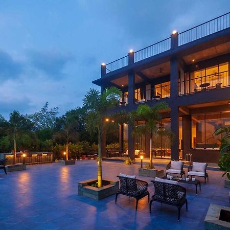 Sunset Boulevard By Stayvista - Lakeside Villa With Pet-Friendly Ambiance, Deck, Terrace, Plunge Pool & Modern Flair Karjat Exteriör bild