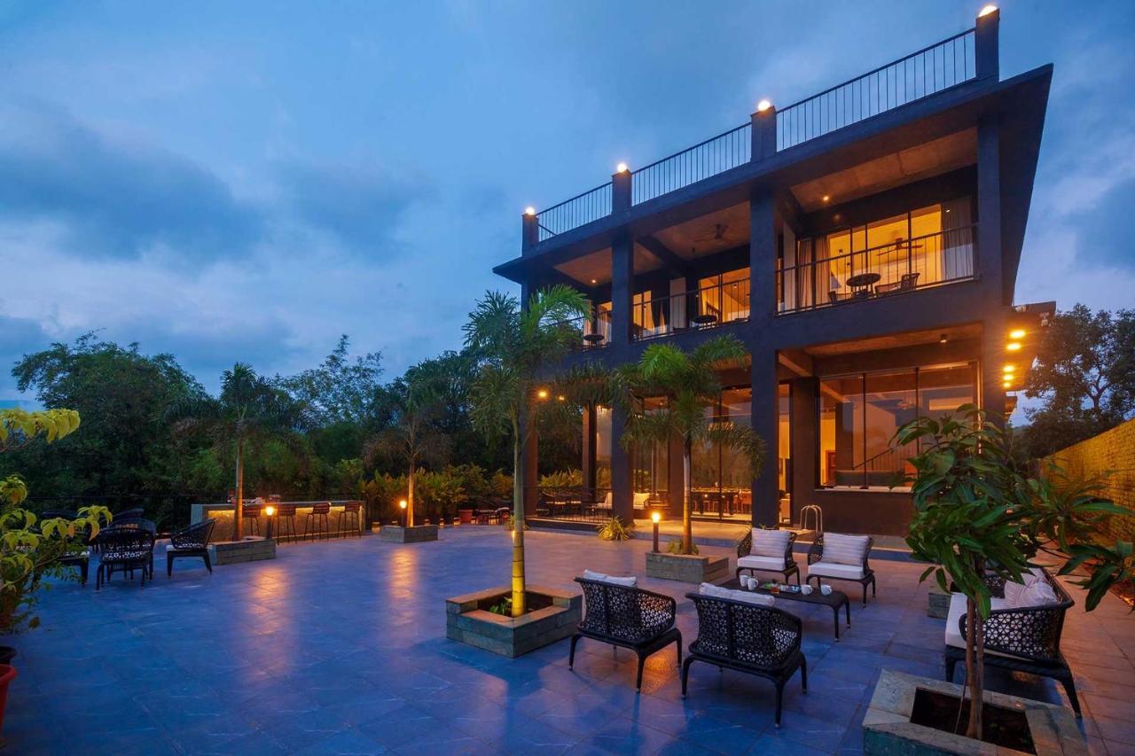 Sunset Boulevard By Stayvista - Lakeside Villa With Pet-Friendly Ambiance, Deck, Terrace, Plunge Pool & Modern Flair Karjat Exteriör bild