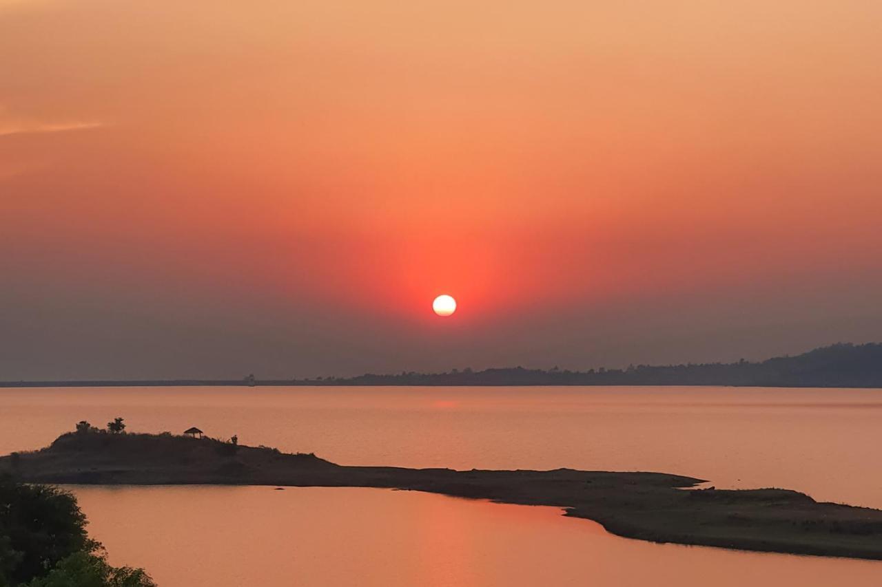 Sunset Boulevard By Stayvista - Lakeside Villa With Pet-Friendly Ambiance, Deck, Terrace, Plunge Pool & Modern Flair Karjat Exteriör bild
