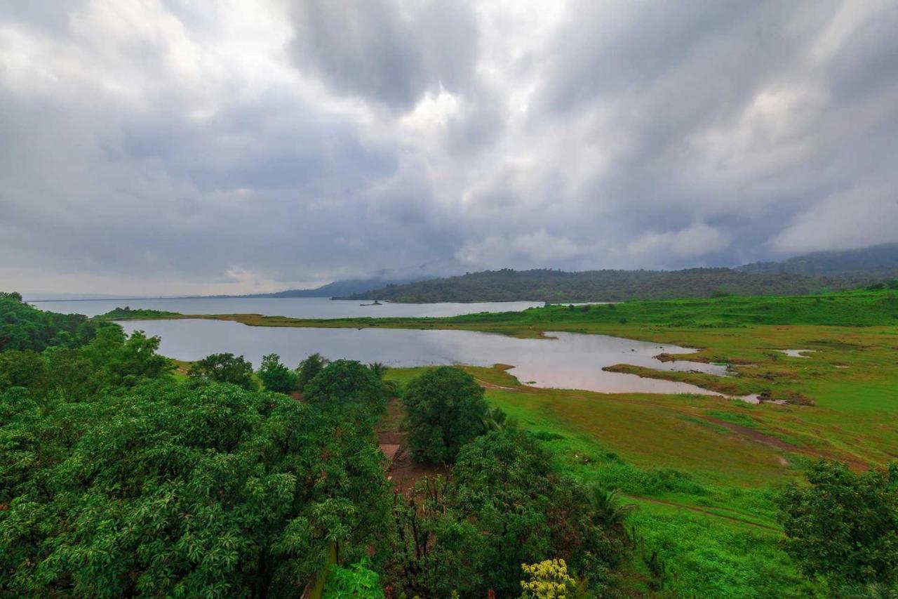 Sunset Boulevard By Stayvista - Lakeside Villa With Pet-Friendly Ambiance, Deck, Terrace, Plunge Pool & Modern Flair Karjat Exteriör bild