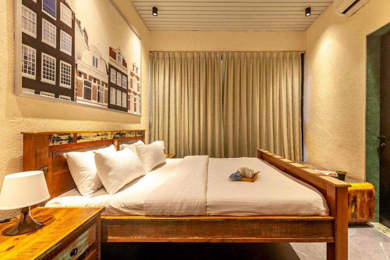 Sunset Boulevard By Stayvista - Lakeside Villa With Pet-Friendly Ambiance, Deck, Terrace, Plunge Pool & Modern Flair Karjat Exteriör bild